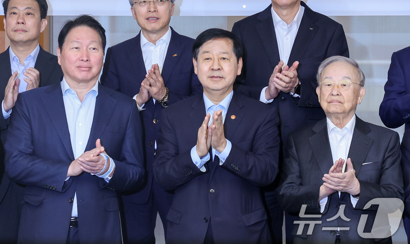 (서울=뉴스1) 안은나 기자 = 최태원 대한상공회의소 회장(앞줄 왼쪽부터), 구윤철 경제부총리 겸 재정경제부 장관, 손경식 한국경영자총협회장이 12일 서울 중구 대한상의에서 '기업 …