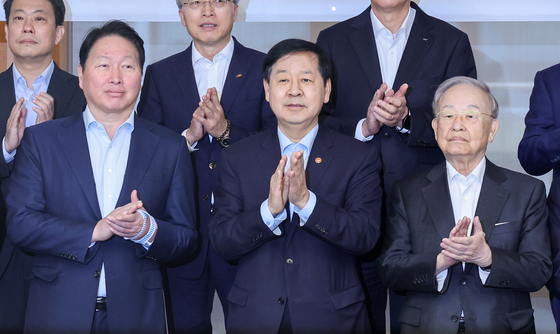 손뼉치는 최태원·구윤철·손경식