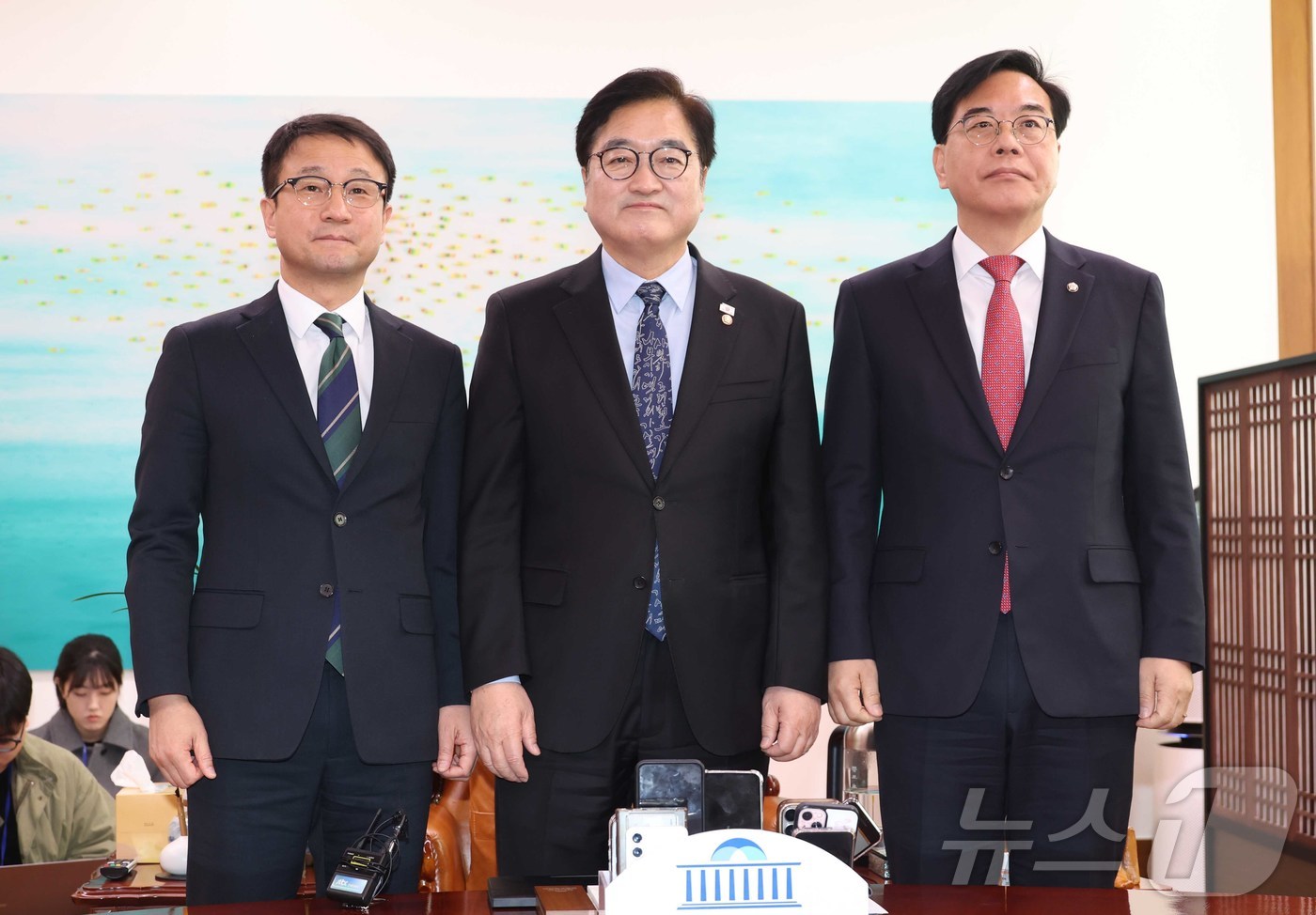 (서울=뉴스1) 국회사진기자단 = 우원식 국회의장이 12일 서울 여의도 국회에서 열린 의장 주재 여야 원내대표 회동에서 기념촬영을 하고 있다. 왼쪽부터 한병도 더불어민주당 원내대표 …