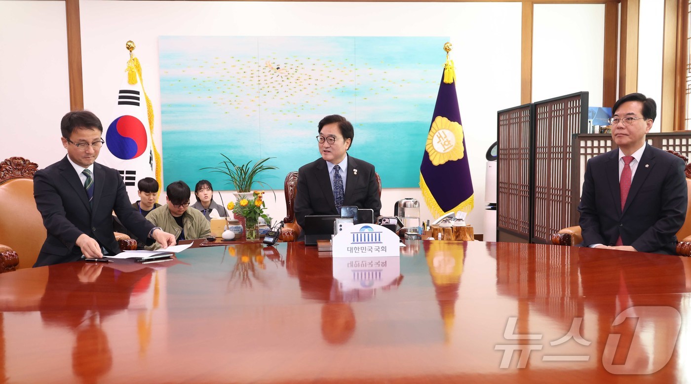 (서울=뉴스1) 국회사진기자단 = 우원식 국회의장이 12일 서울 여의도 국회에서 열린 의장 주재 여야 원내대표 회동에서 발언을 하고 있다. 왼쪽부터 한병도 더불어민주당 원내대표, …