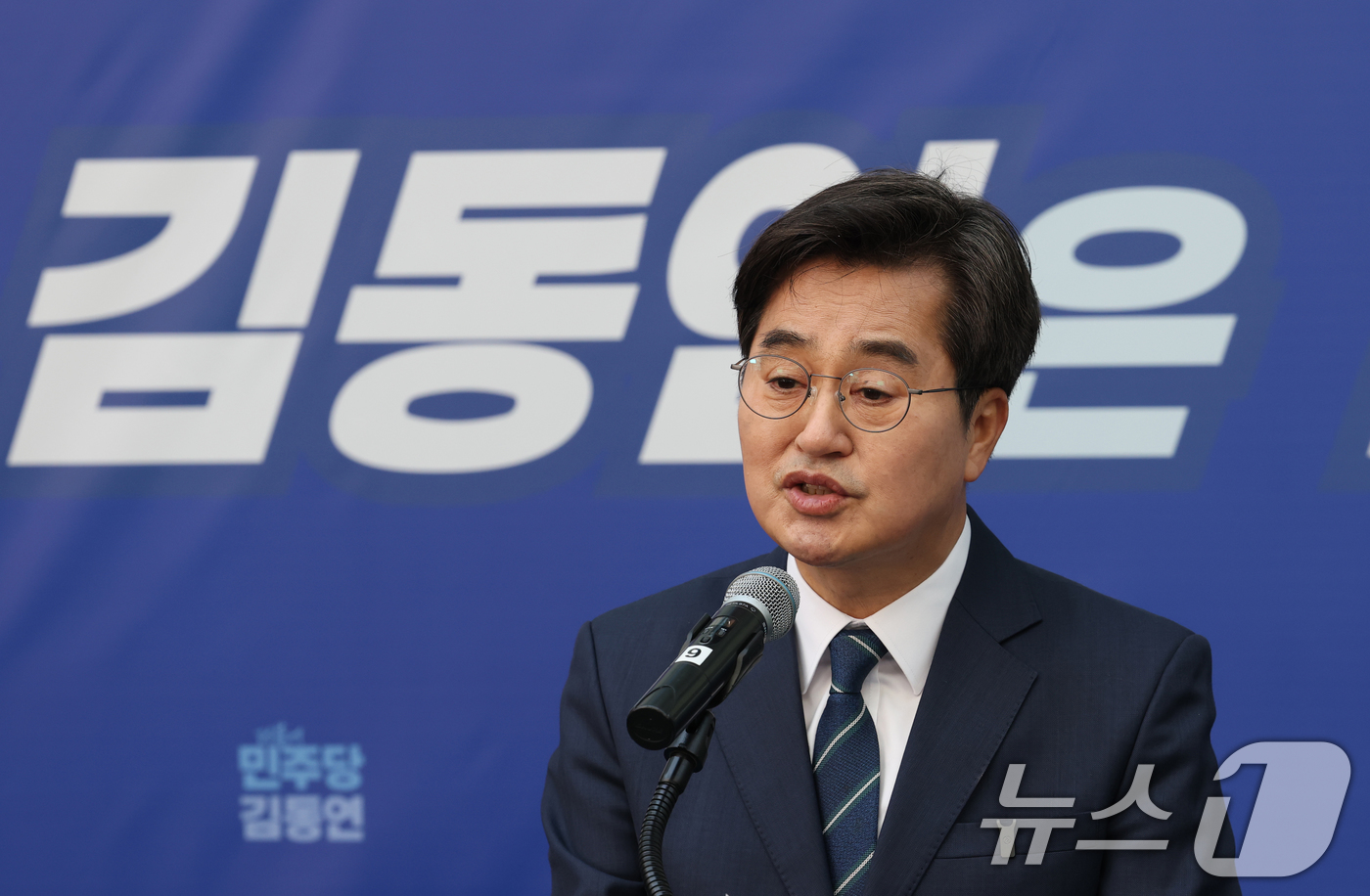 (안양=뉴스1) 김영운 기자 = 김동연 경기도지사가 12일 안양시 만안구 안양역에서 경기도지사 출마선언 기자회견을 하고 있다. 2026.3.12/뉴스1