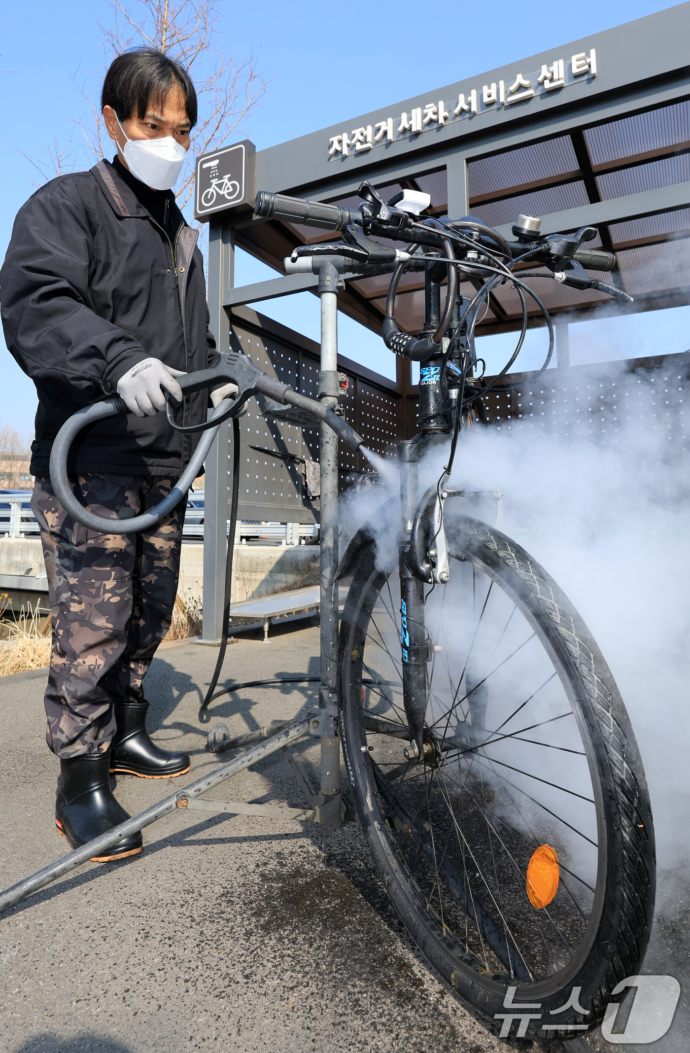 (서울=뉴스1) 이호윤 기자 = 12일 서초구 매헌시민의숲 공영주차장에서 서초구청 관계자가 봄철 자전거 스팀 세차 서비스를 하고 있다.서초구는 자전거 친화도시 조성을 위해 구민들이 …
