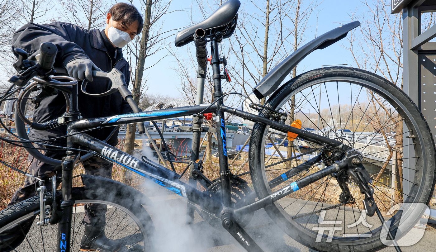 (서울=뉴스1) 이호윤 기자 = 12일 서초구 매헌시민의숲 공영주차장에서 서초구청 관계자가 봄철 자전거 스팀 세차 서비스를 하고 있다.서초구는 자전거 친화도시 조성을 위해 구민들이 …