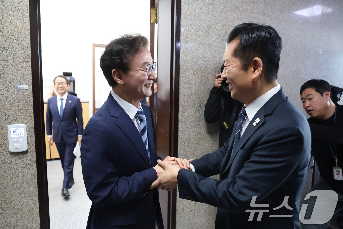 (서울=뉴스1) 신웅수 기자 = 정청래 더불어민주당 대표가 12일 서울 여의도 국회에서 전재수 더불어민주당 의원을 접견하고 있다. 2026.3.12/뉴스1