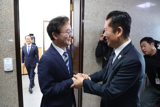 악수하는 정청래·전재수