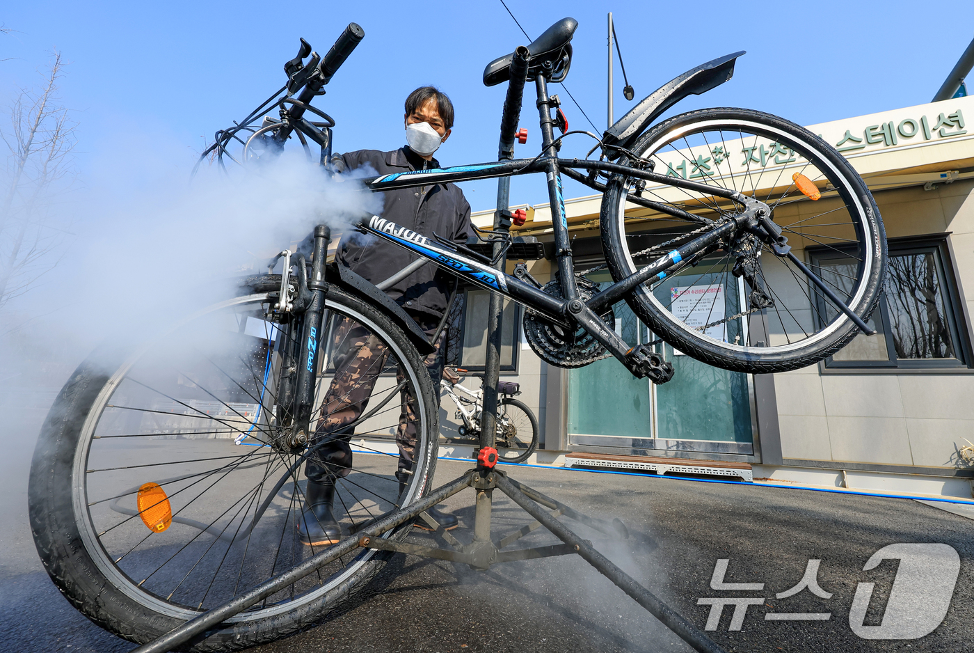 (서울=뉴스1) 이호윤 기자 = 12일 서초구 매헌시민의숲 공영주차장에서 서초구청 관계자가 봄철 자전거 스팀 세차 서비스를 하고 있다.서초구는 자전거 친화도시 조성을 위해 구민들이 …