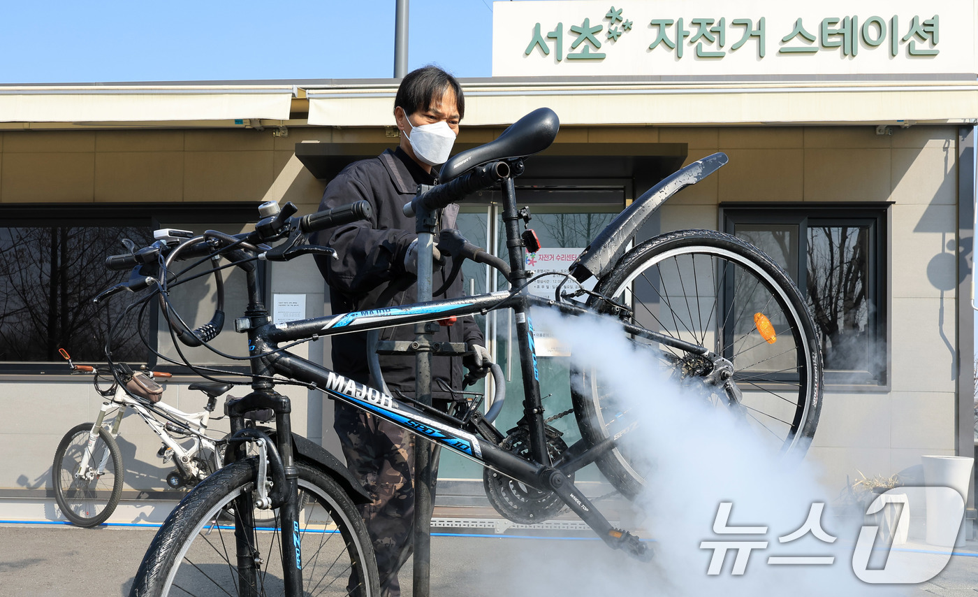 (서울=뉴스1) 이호윤 기자 = 12일 서초구 매헌시민의숲 공영주차장에서 서초구청 관계자가 봄철 자전거 스팀 세차 서비스를 하고 있다.서초구는 자전거 친화도시 조성을 위해 구민들이 …