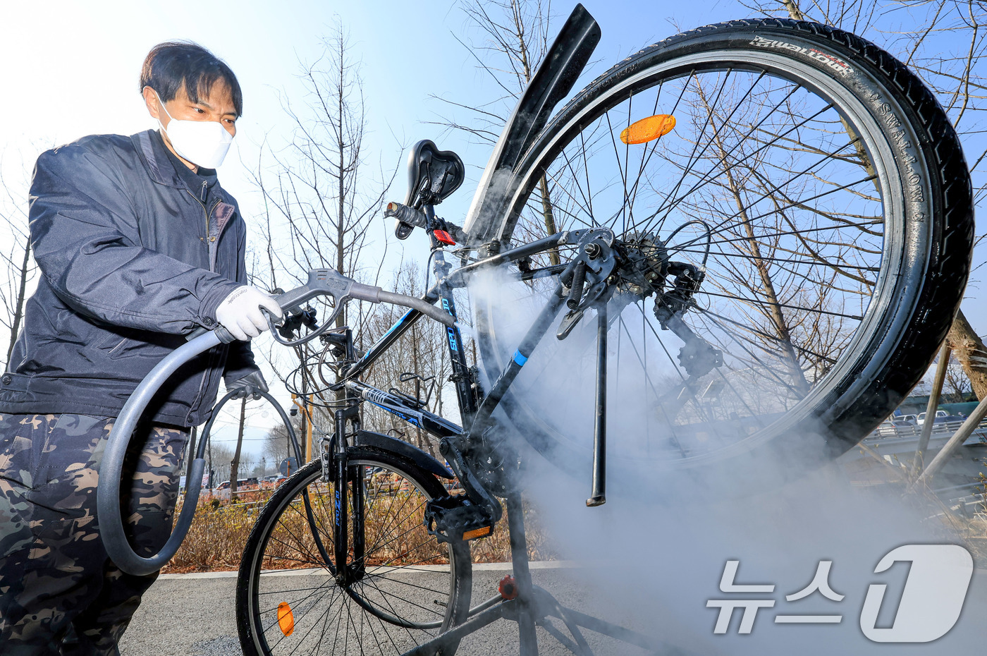 (서울=뉴스1) 이호윤 기자 = 12일 서초구 매헌시민의숲 공영주차장에서 서초구청 관계자가 봄철 자전거 스팀 세차 서비스를 하고 있다.서초구는 자전거 친화도시 조성을 위해 구민들이 …