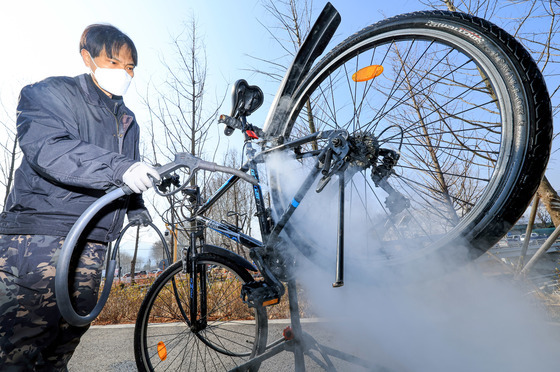 서초구, 자전거 친화도시 조성 '봄맞이 자전거 스팀 세차'