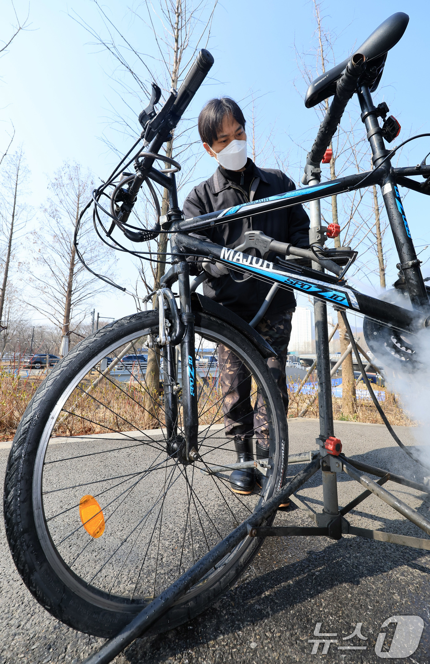 (서울=뉴스1) 이호윤 기자 = 12일 서초구 매헌시민의숲 공영주차장에서 서초구청 관계자가 봄철 자전거 스팀 세차 서비스를 하고 있다.서초구는 자전거 친화도시 조성을 위해 구민들이 …