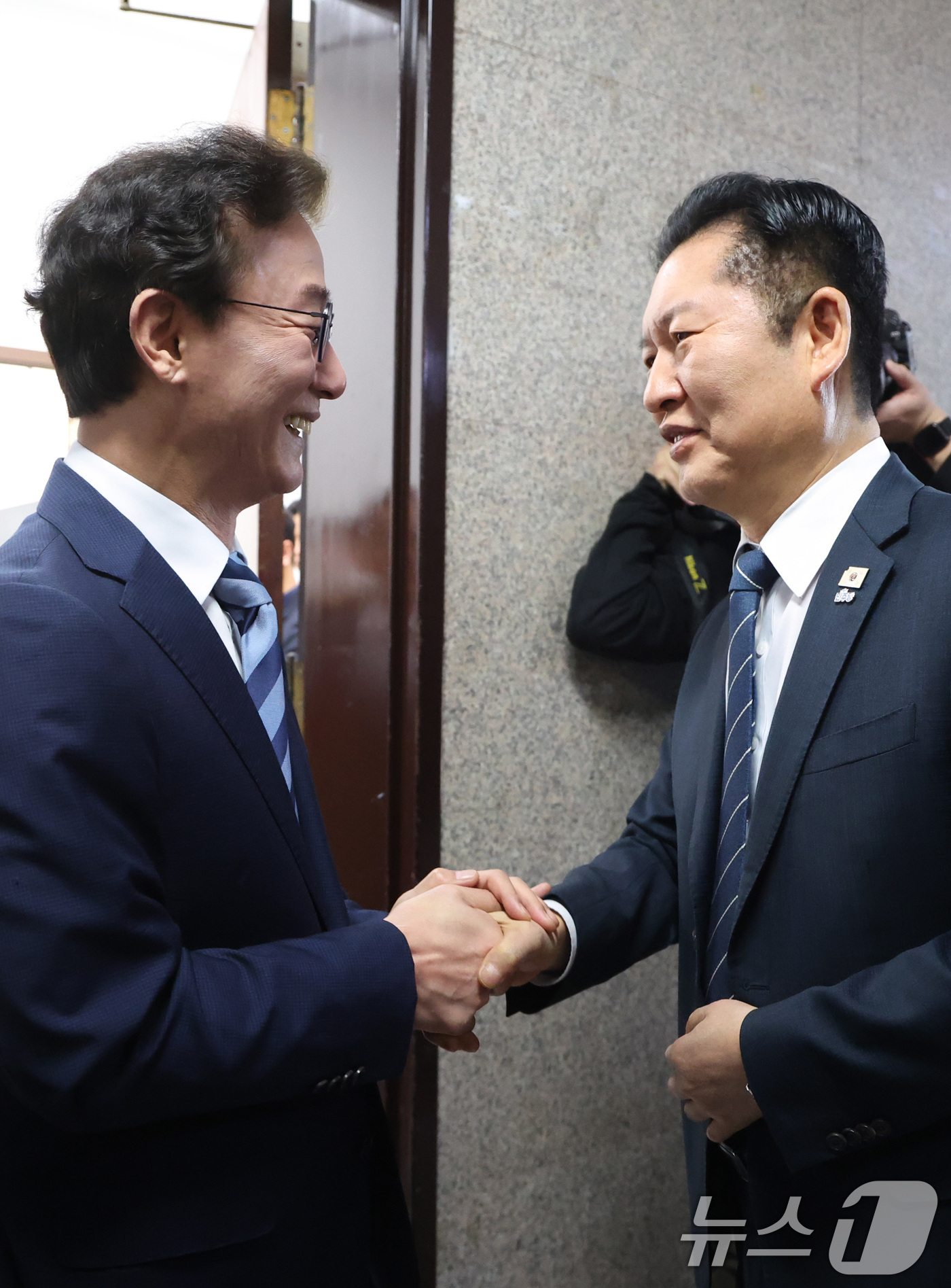 (서울=뉴스1) 신웅수 기자 = 정청래 더불어민주당 대표가 12일 서울 여의도 국회에서 전재수 더불어민주당 의원을 접견하고 있다. 2026.3.12/뉴스1