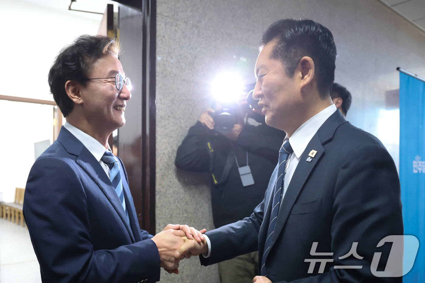 (서울=뉴스1) 신웅수 기자 = 정청래 더불어민주당 대표가 12일 서울 여의도 국회에서 전재수 더불어민주당 의원을 접견하고 있다. 2026.3.12/뉴스1