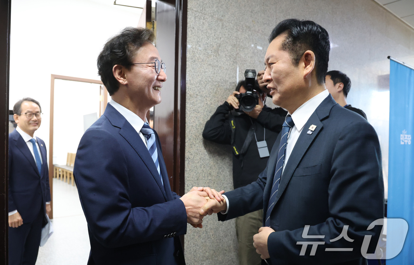 (서울=뉴스1) 신웅수 기자 = 정청래 더불어민주당 대표가 12일 서울 여의도 국회에서 전재수 더불어민주당 의원을 접견하고 있다. 2026.3.12/뉴스1