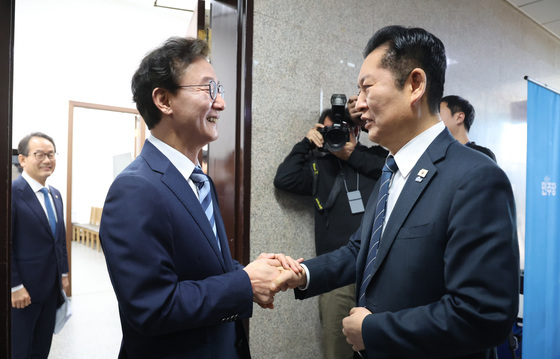 정청래, 전재수 의원 접견