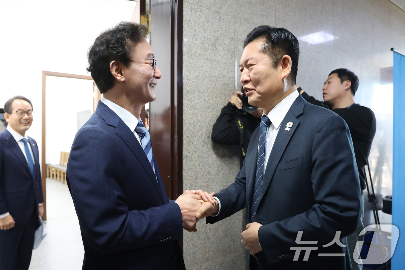 (서울=뉴스1) 신웅수 기자 = 정청래 더불어민주당 대표가 12일 서울 여의도 국회에서 전재수 더불어민주당 의원을 접견하고 있다. 2026.3.12/뉴스1