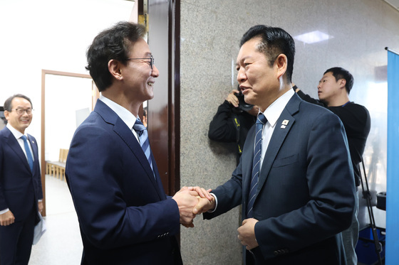 전재수 의원과 대화하는 정청래 대표