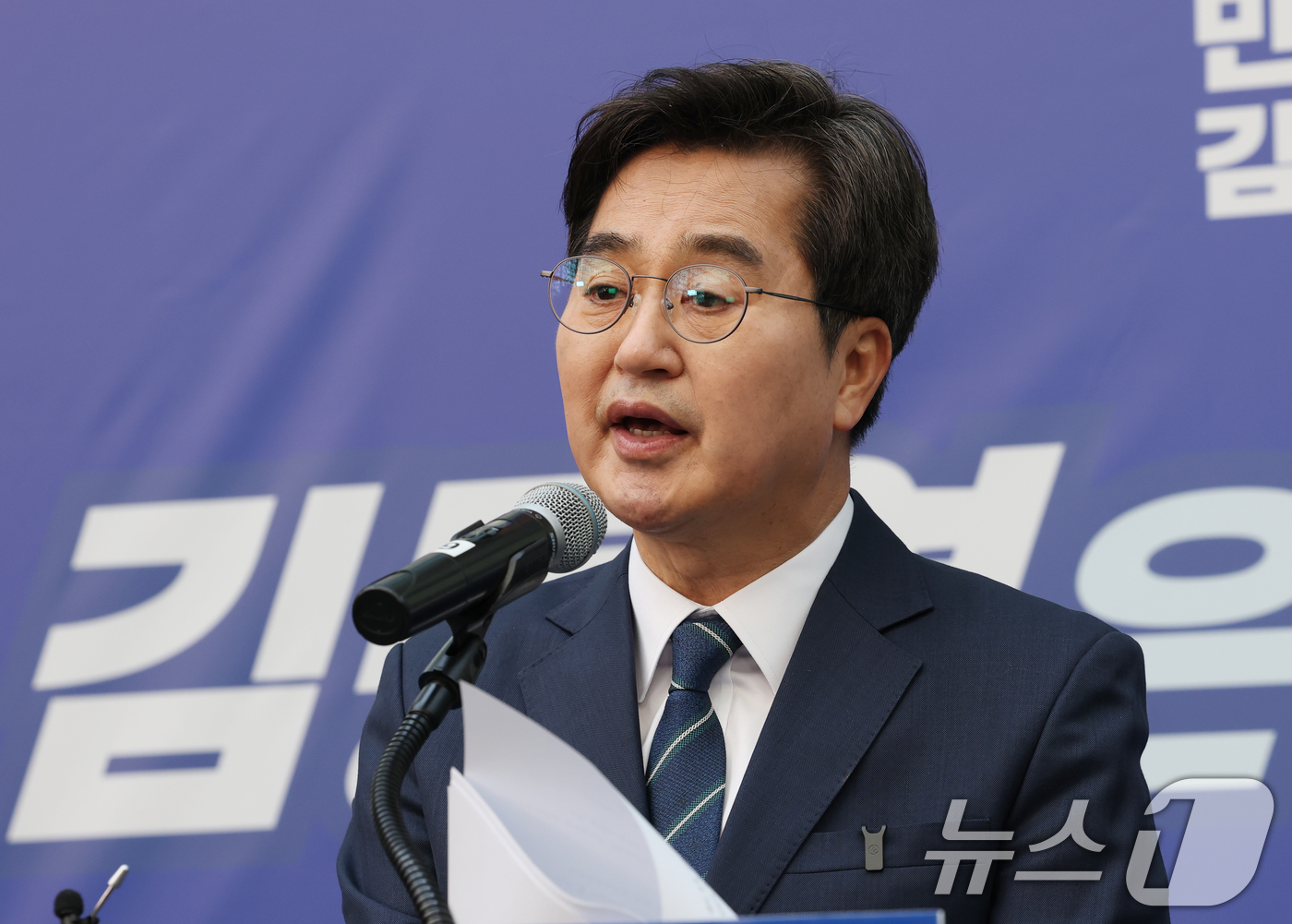 (안양=뉴스1) 김영운 기자 = 김동연 경기도지사가 12일 안양시 만안구 안양역에서 경기도지사 출마선언 기자회견을 하고 있다. 2026.3.12/뉴스1