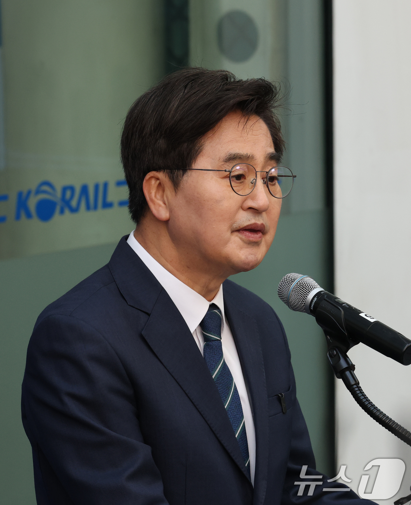 (안양=뉴스1) 김영운 기자 = 김동연 경기도지사가 12일 안양시 만안구 안양역에서 경기도지사 출마선언 기자회견을 하고 있다. 2026.3.12/뉴스1