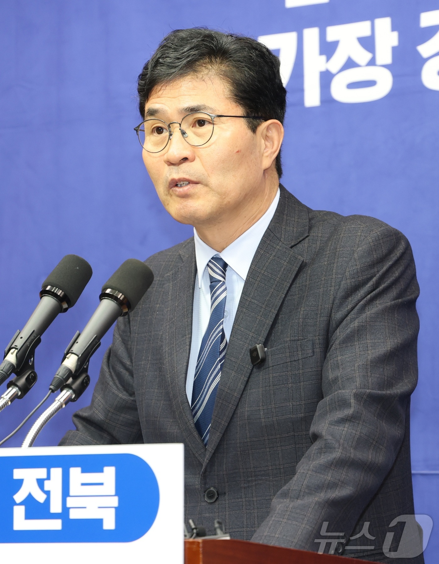 (전주=뉴스1) 유경석 기자 = 이원택 더불어민주당 국회의원이 12일 전북 전주시 전북특별자치도의회에서 현안 관련 기자회견을 열고 질의에 답변을 하고 있다. 2026.3.12/뉴스 …