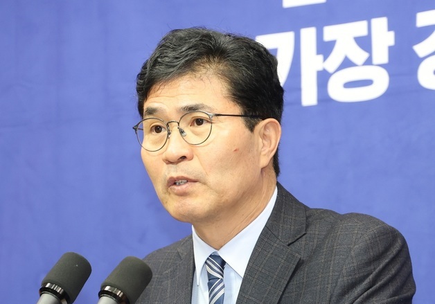 질의에 답변하는 이원택 의원