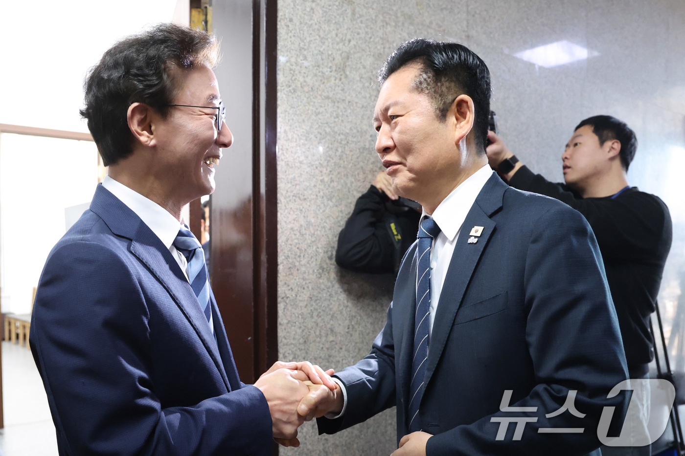 (서울=뉴스1) 신웅수 기자 = 정청래 더불어민주당 대표가 12일 서울 여의도 국회에서 전재수 더불어민주당 의원을 접견하고 있다. 2026.3.12/뉴스1