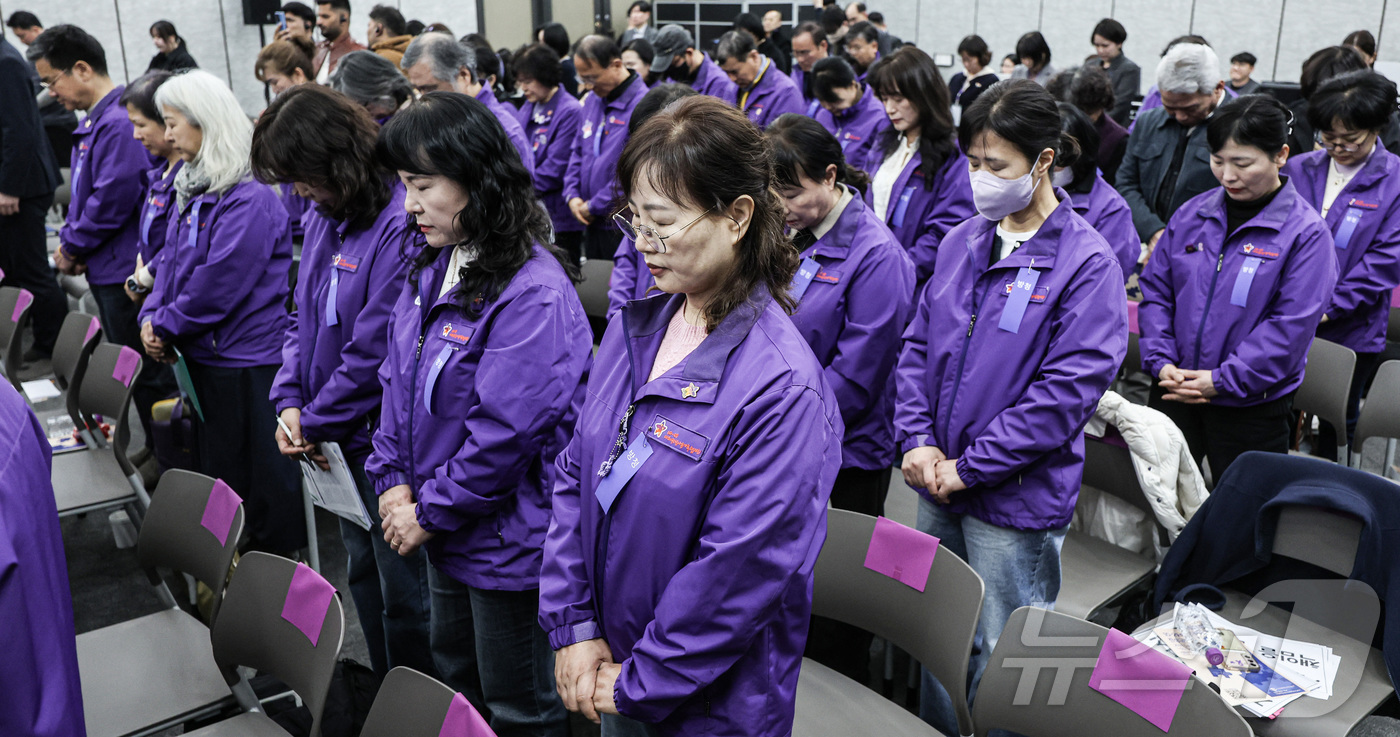 (서울=뉴스1) 최지환 기자 = 12일 오전 서울 중구 은행회관에서 열린 10·29 이태원참사 진상규명 청문회에서 유가족들이 희생자들을 추모하는 묵념을 하고 있다.  (공동취재) …