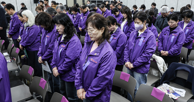 묵념하는 이태원참사 유가족들