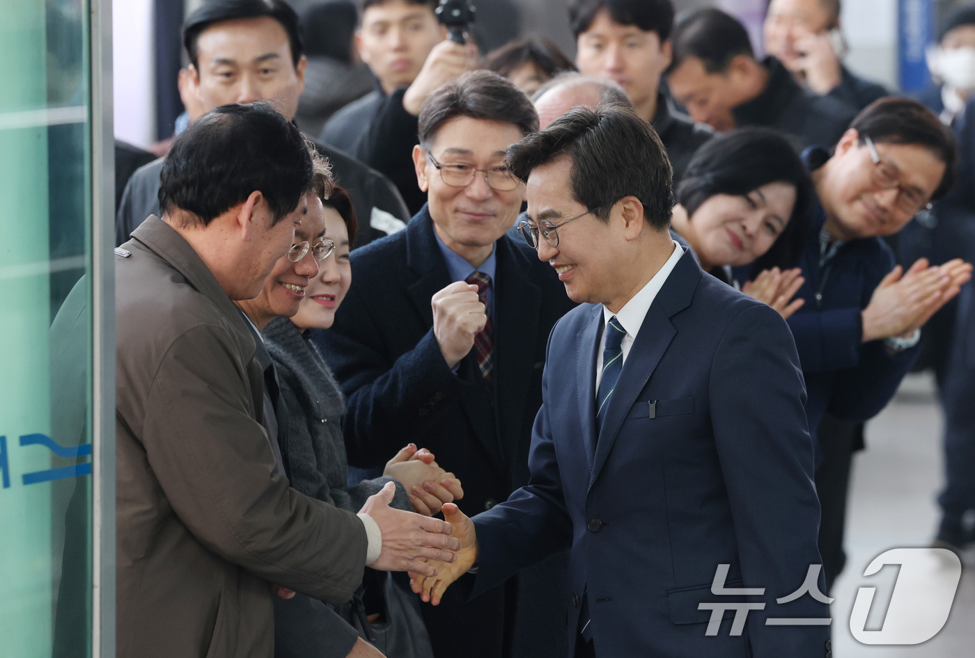 (안양=뉴스1) 김영운 기자 = 김동연 경기도지사가 12일 안양시 만안구 안양역에서 경기도지사 출마선언 기자회견에 앞서 지지자들과 인사를 하고 있다. 2026.3.12/뉴스1