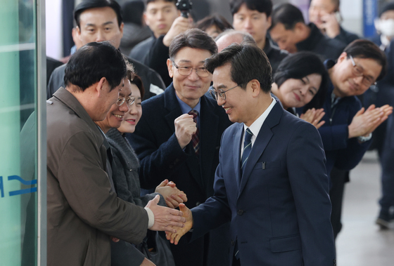 지지자들과 인사하는 김동연