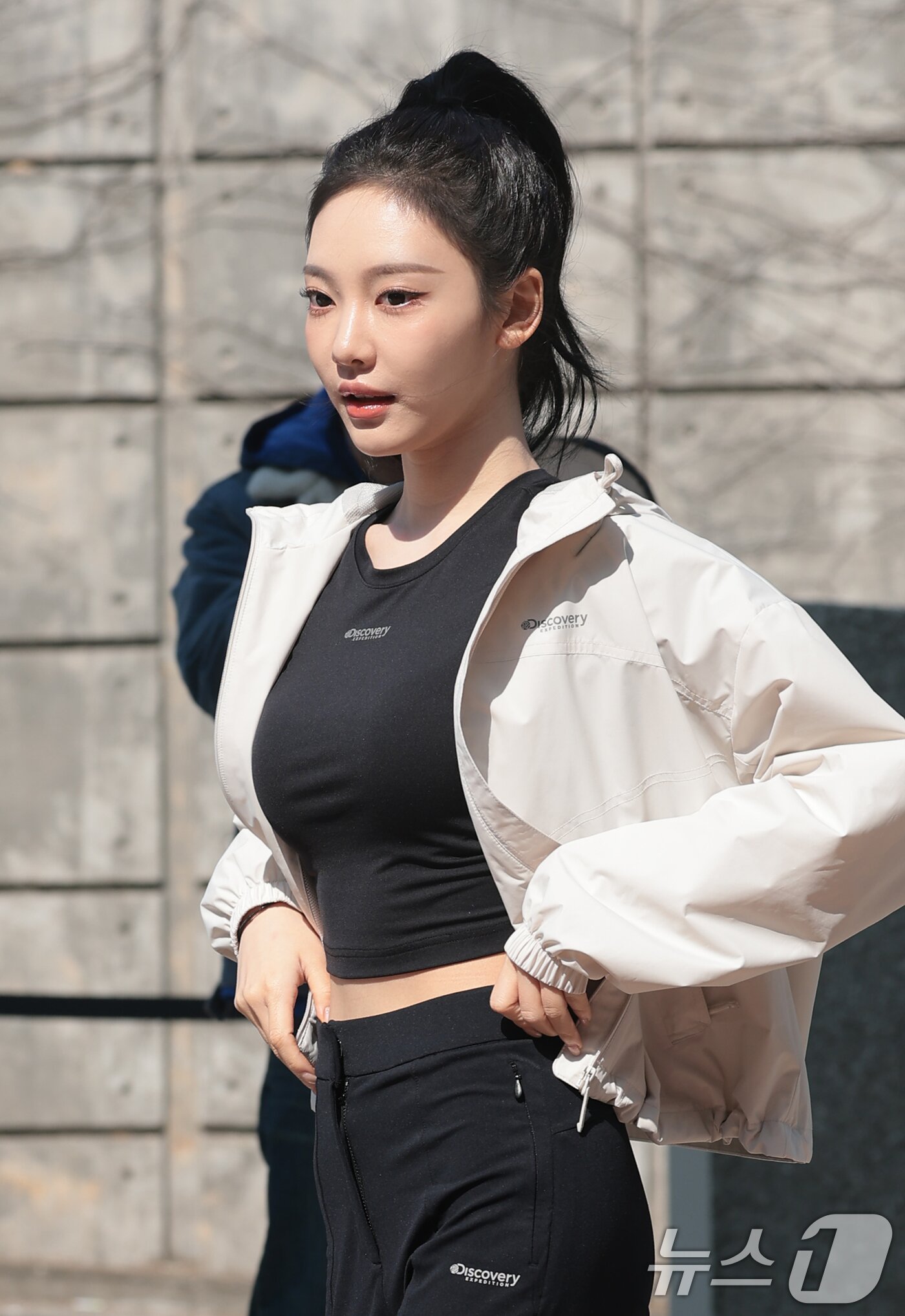 본문 이미지 - 에스파 닝닝이 12일 오전 서울 용산구 낫배드커피 한남점에서 열린 라이프스타일 브랜드 디스커버리 익스페디션 액티브 웰니스 라이프스타일(Active Wellness Lifestyle)’ 행사에 참석하고 있다.  ⓒ 뉴스1 권현진 기자