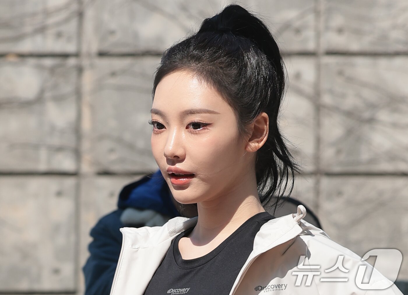 본문 이미지 - 에스파 닝닝이 12일 오전 서울 용산구 낫배드커피 한남점에서 열린 라이프스타일 브랜드 디스커버리 익스페디션 액티브 웰니스 라이프스타일(Active Wellness Lifestyle)’ 행사에 참석하고 있다. ⓒ 뉴스1 권현진 기자