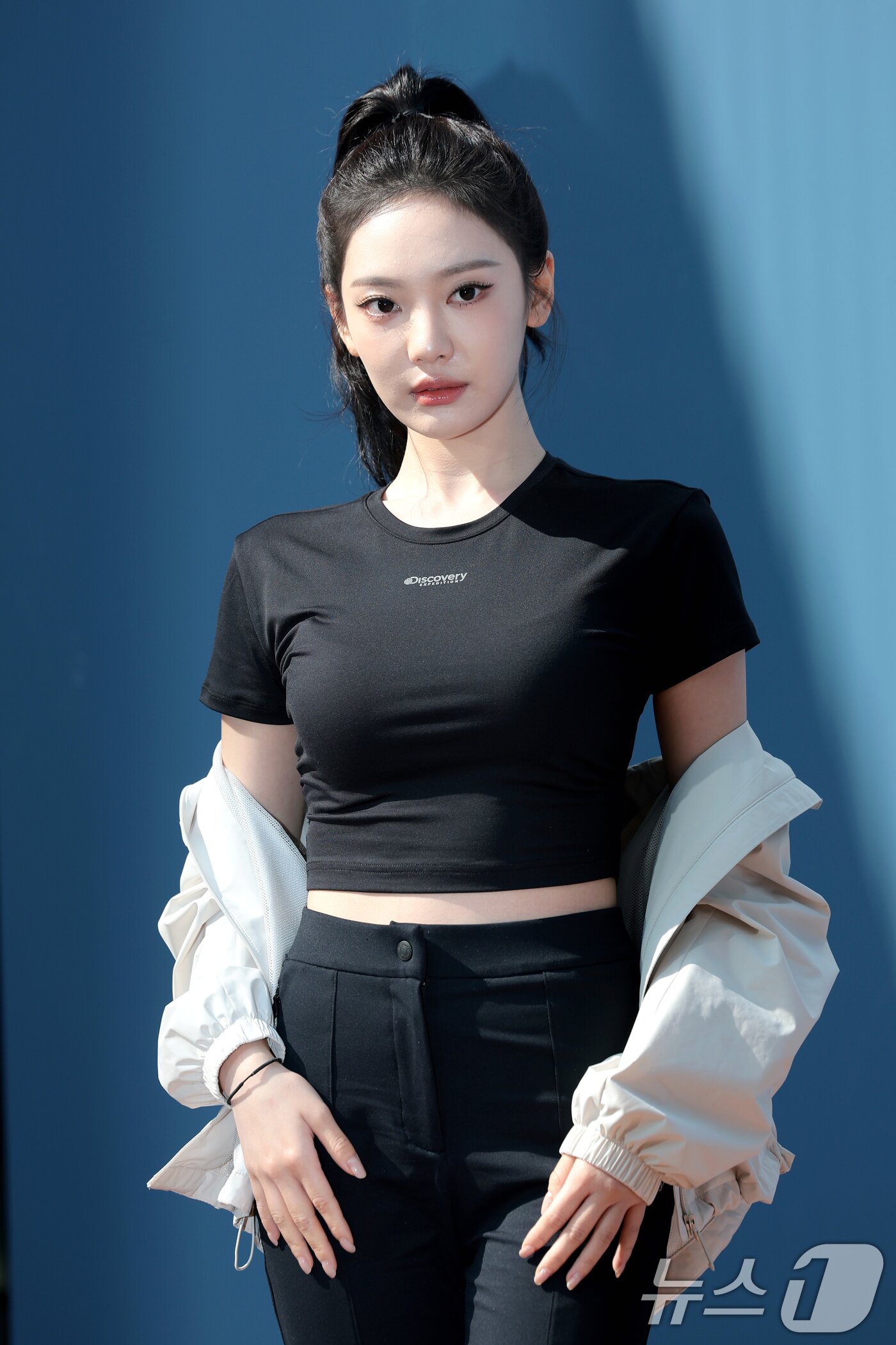 본문 이미지 - 에스파 닝닝이 12일 오전 서울 용산구 낫배드커피 한남점에서 열린 라이프스타일 브랜드 디스커버리 익스페디션 액티브 웰니스 라이프스타일(Active Wellness Lifestyle)’ 행사에 참석해 포즈를 취하고 있다. ⓒ 뉴스1 권현진 기자