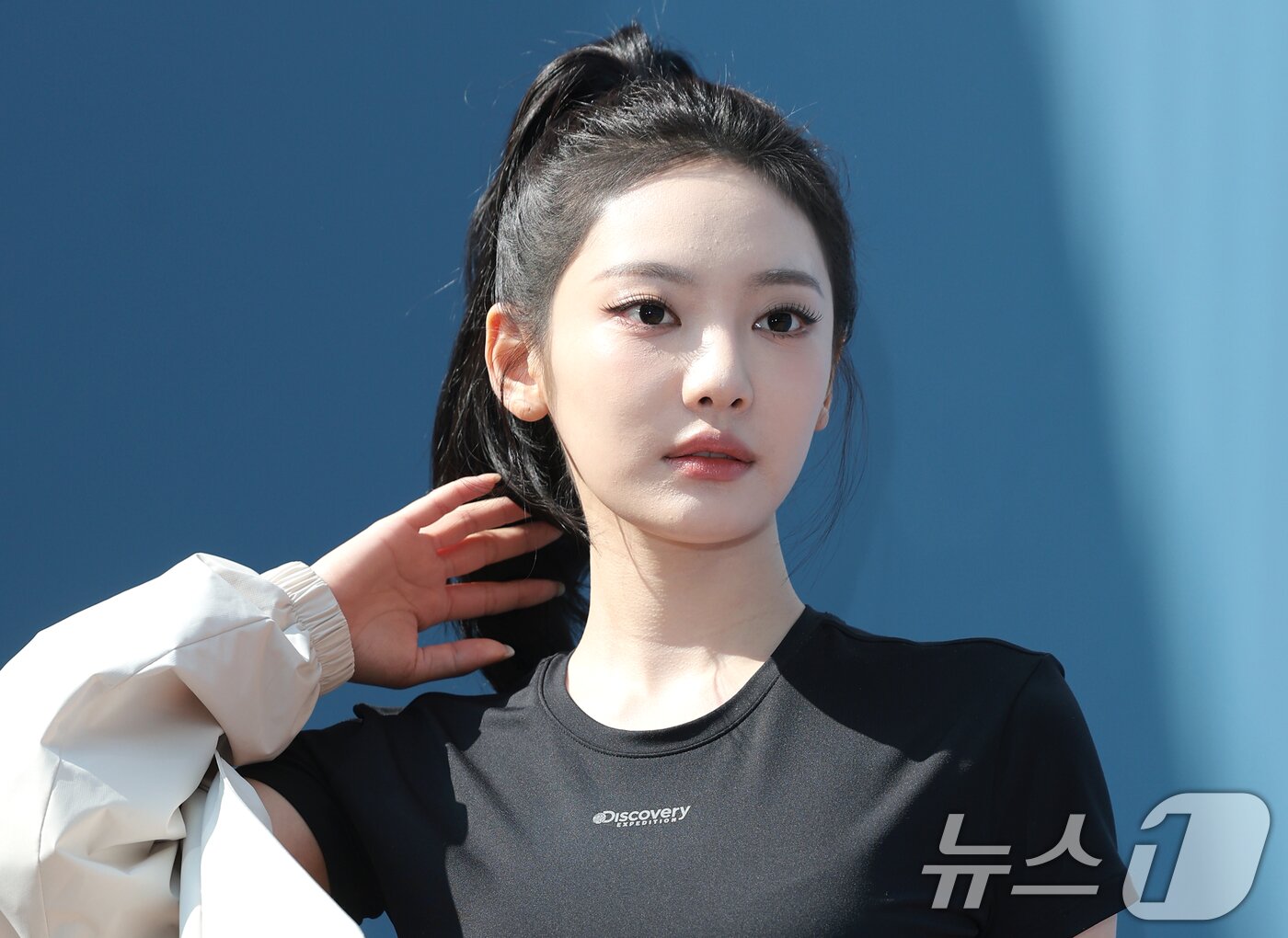 본문 이미지 - 에스파 닝닝이 12일 오전 서울 용산구 낫배드커피 한남점에서 열린 라이프스타일 브랜드 디스커버리 익스페디션 액티브 웰니스 라이프스타일(Active Wellness Lifestyle)’ 행사에 참석해 매력을 발산하고 있다. ⓒ 뉴스1 권현진 기자