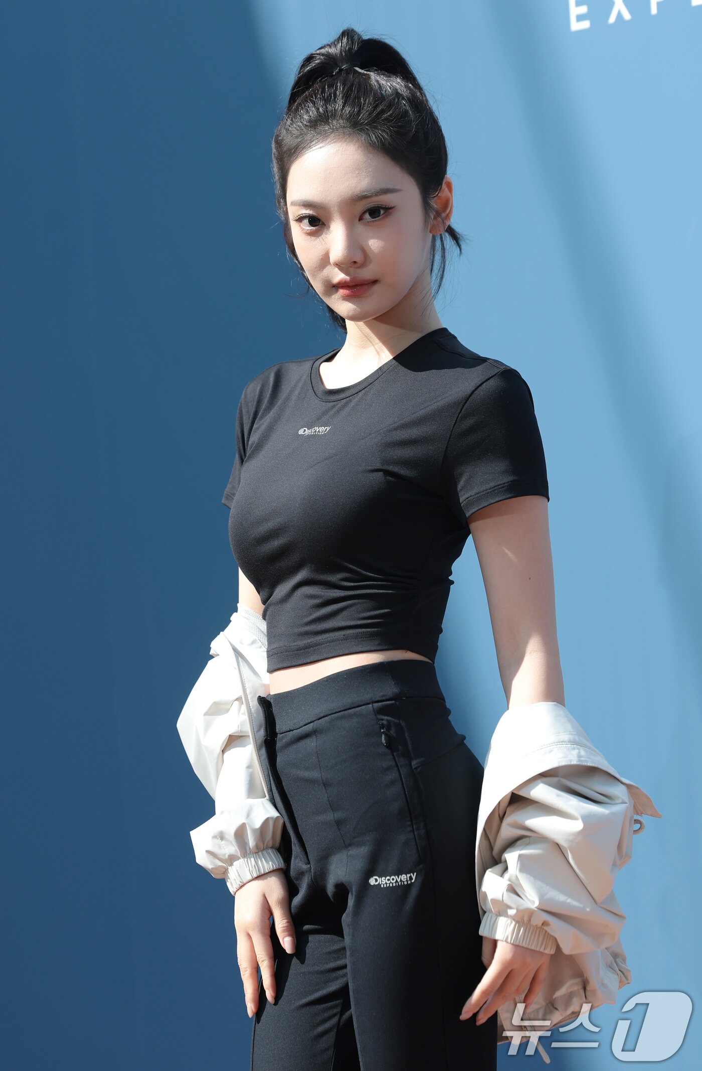 본문 이미지 - 에스파 닝닝이 12일 오전 서울 용산구 낫배드커피 한남점에서 열린 라이프스타일 브랜드 디스커버리 익스페디션 액티브 웰니스 라이프스타일(Active Wellness Lifestyle)’ 행사에 참석해 포즈를 취하고 있다. ⓒ 뉴스1 권현진 기자