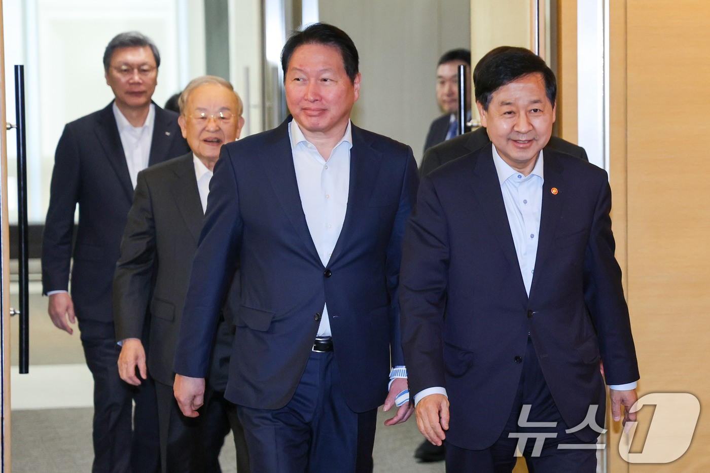 (서울=뉴스1) 안은나 기자 = 구윤철 경제부총리 겸 재정경제부 장관(오른쪽부터), 최태원 대한상공회의소 회장, 손경식 한국경영자총협회장, 김창범 한국경제인협회 부회장이 12일 서 …