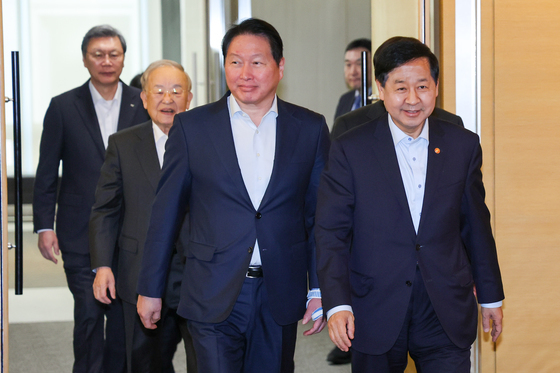 회의 입장하는 구윤철 부총리·최태원 회장