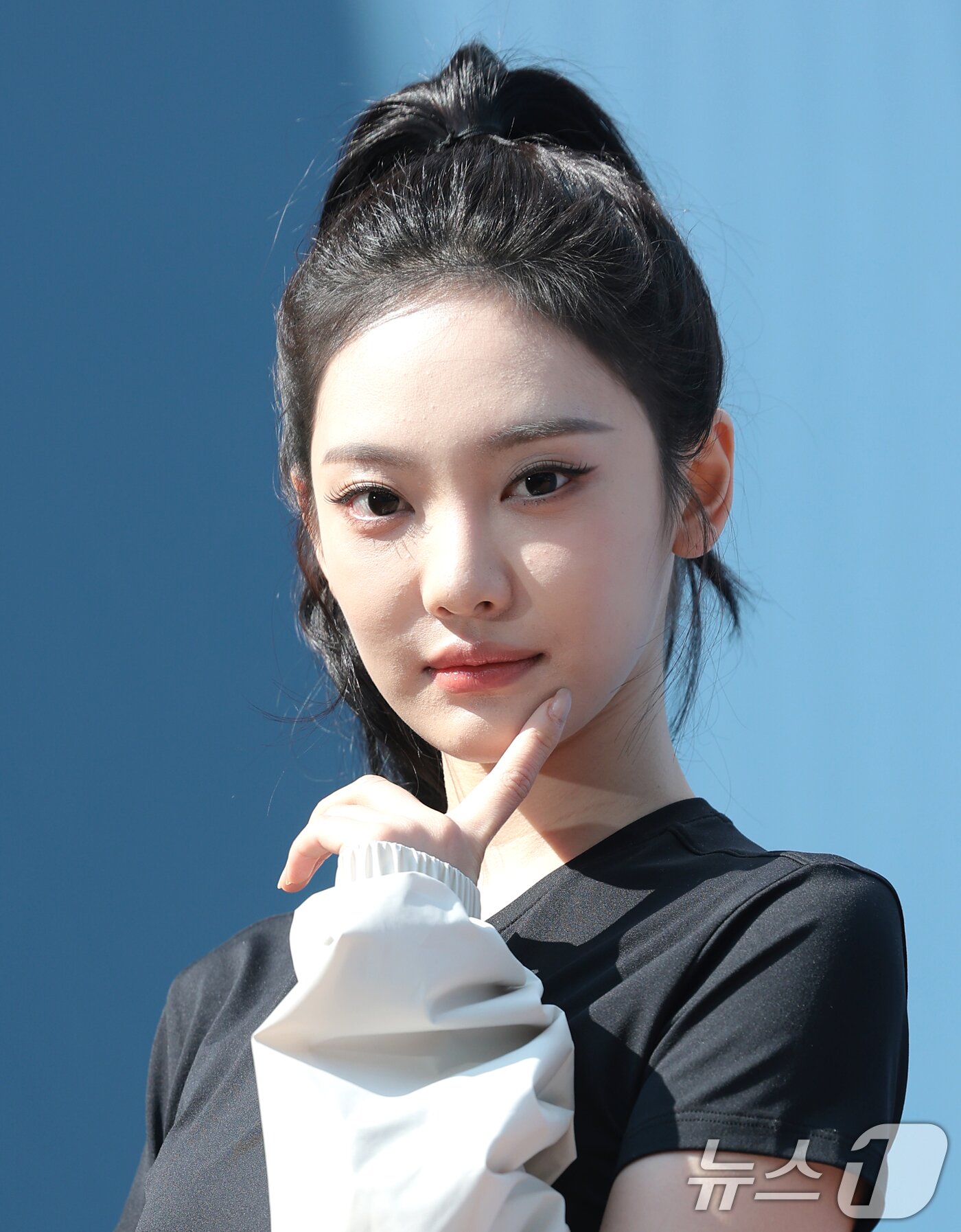 본문 이미지 - 에스파 닝닝이 12일 오전 서울 용산구 낫배드커피 한남점에서 열린 라이프스타일 브랜드 디스커버리 익스페디션 액티브 웰니스 라이프스타일(Active Wellness Lifestyle)’ 행사에 참석해 볼 콕 포즈를 취하고 있다. ⓒ 뉴스1 권현진 기자