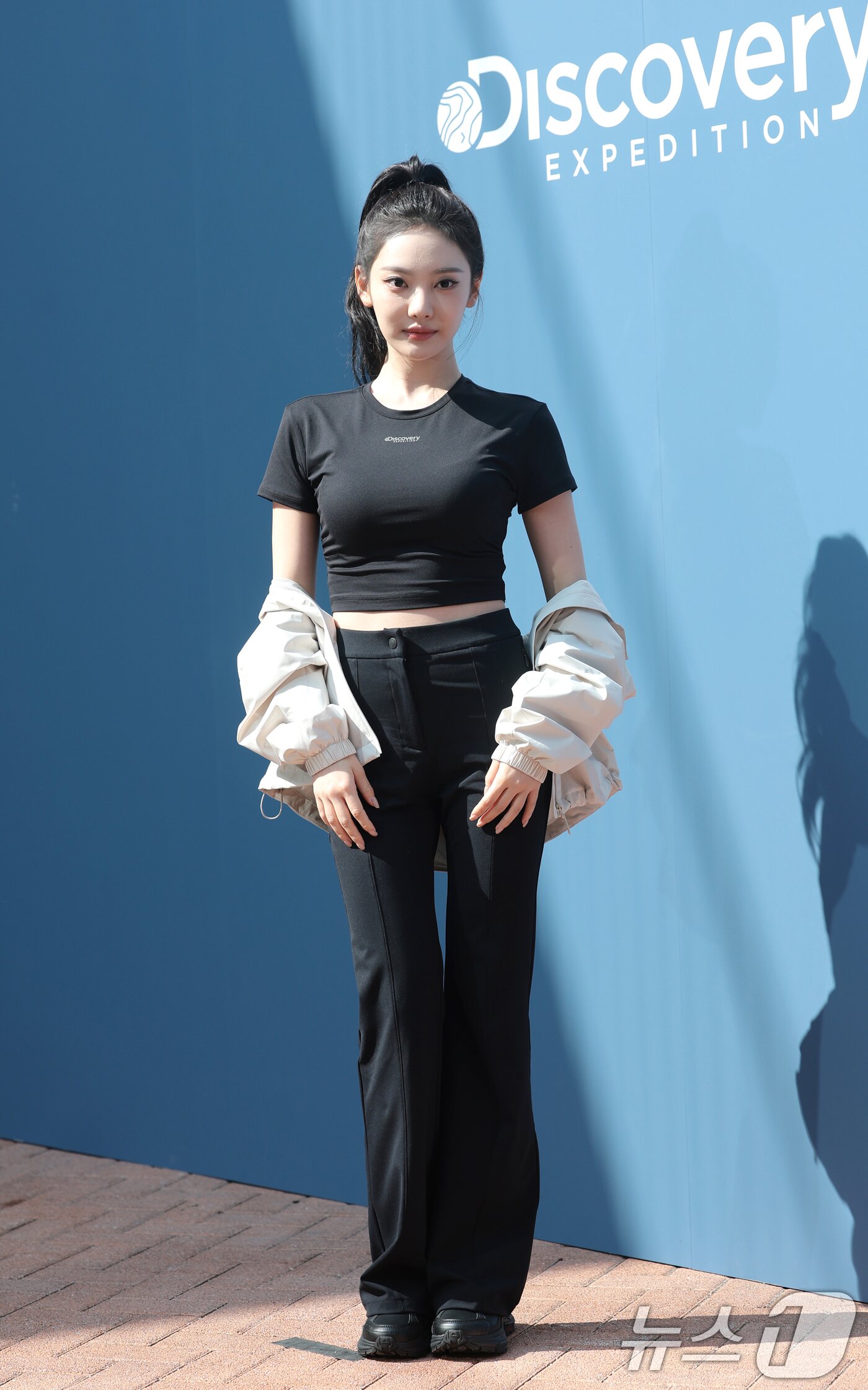 본문 이미지 - 에스파 닝닝이 12일 오전 서울 용산구 낫배드커피 한남점에서 열린 라이프스타일 브랜드 디스커버리 익스페디션 액티브 웰니스 라이프스타일(Active Wellness Lifestyle)’ 행사에 참석해 매력을 발산하고 있다. ⓒ 뉴스1 권현진 기자