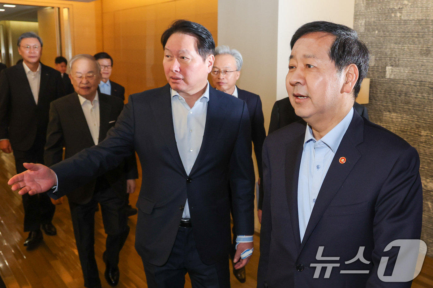 (서울=뉴스1) 안은나 기자 = 구윤철 경제부총리 겸 재정경제부 장관, 최태원 대한상공회의소 회장이 12일 서울 중구 대한상의에서 열린 '기업혁신 지원 민관협의체 킥오프 회의'에 …