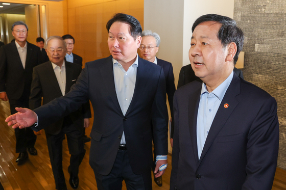 구윤철 부총리 안내하는 최태원 회장