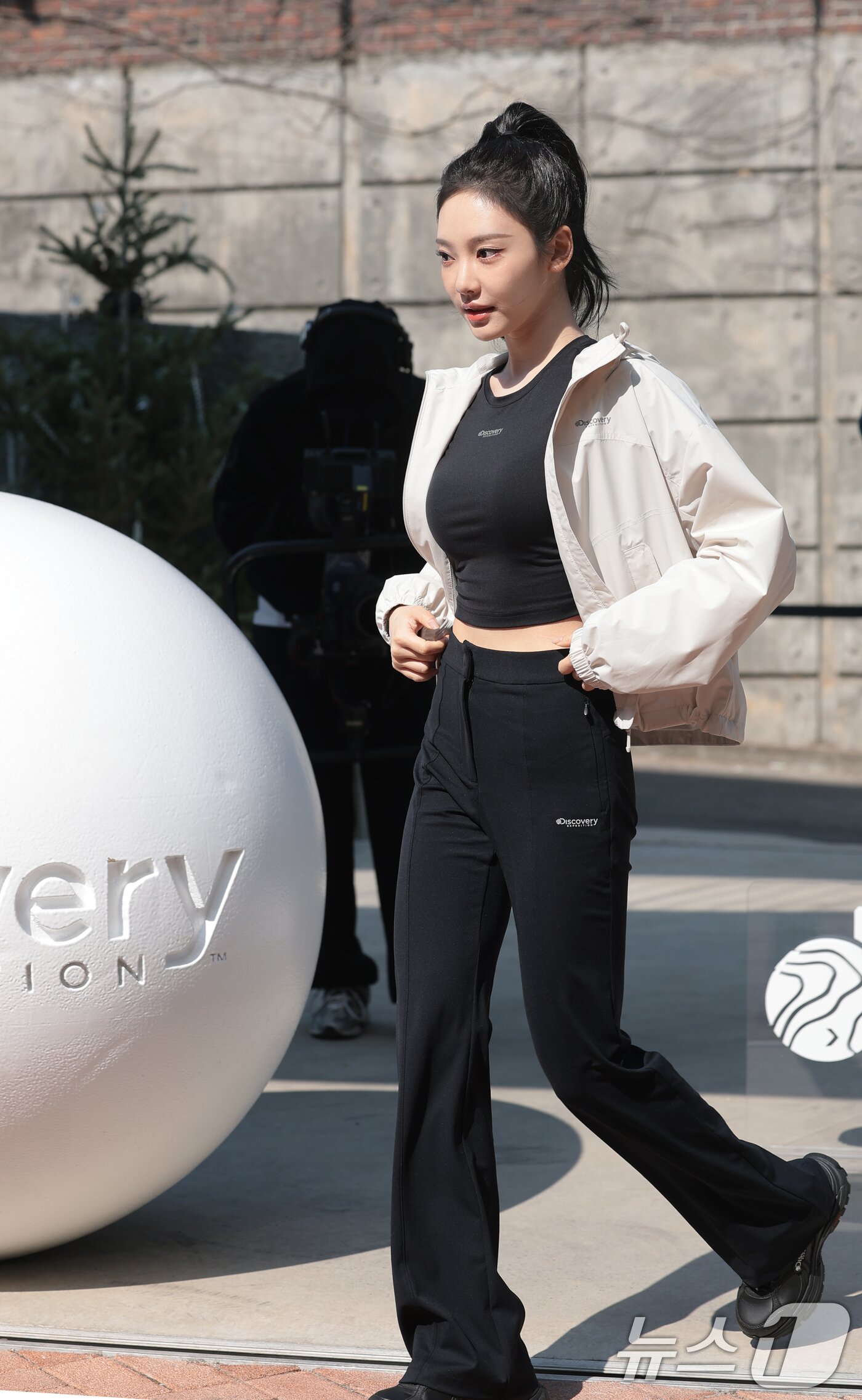 본문 이미지 - 에스파 닝닝이 12일 오전 서울 용산구 낫배드커피 한남점에서 열린 라이프스타일 브랜드 디스커버리 익스페디션 액티브 웰니스 라이프스타일(Active Wellness Lifestyle)’ 행사에 참석하고 있다. ⓒ 뉴스1 권현진 기자