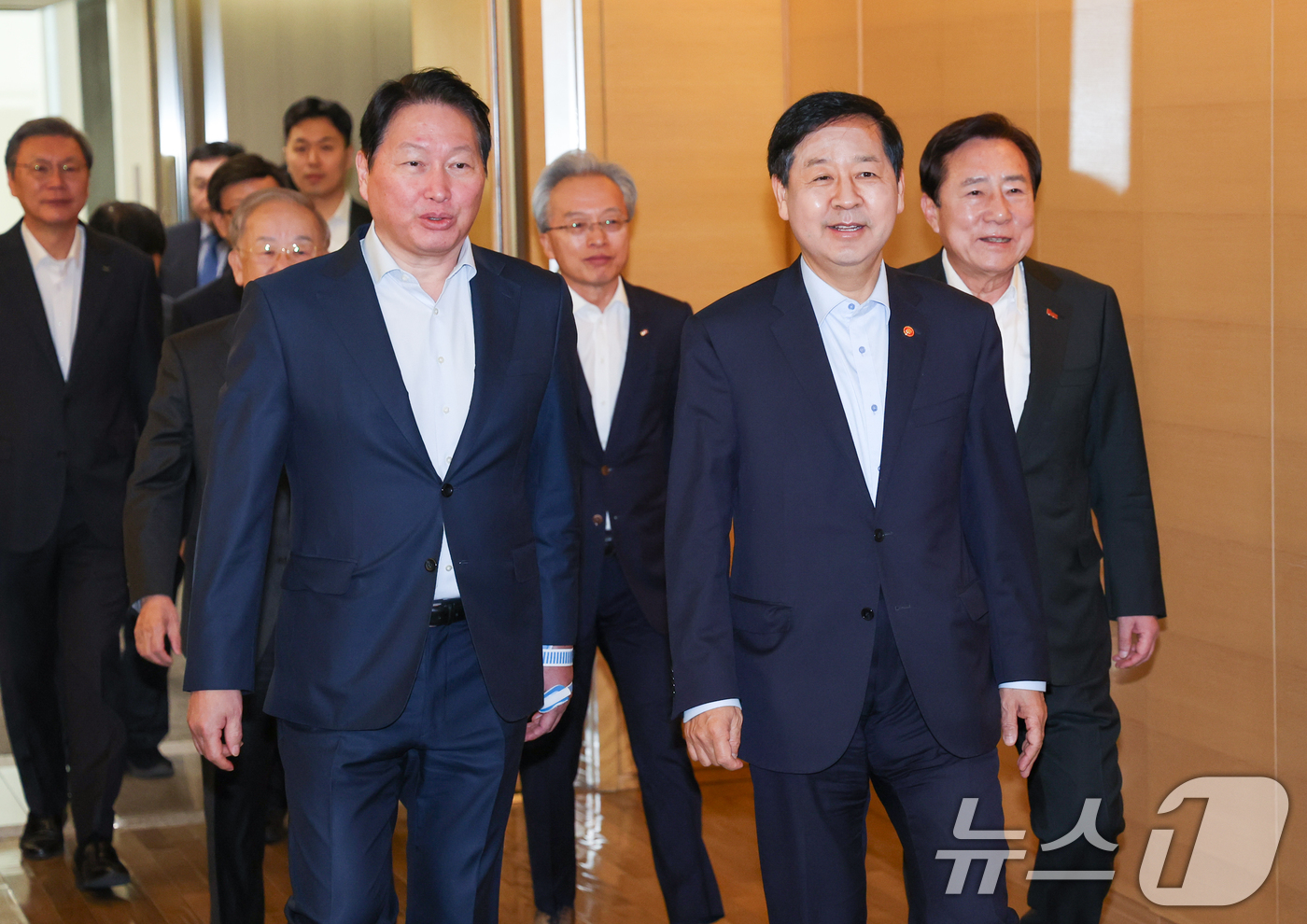 (서울=뉴스1) 안은나 기자 = 구윤철 경제부총리 겸 재정경제부 장관, 최태원 대한상공회의소 회장이 12일 서울 중구 대한상의에서 열린 '기업혁신 지원 민관협의체 킥오프 회의'에 …