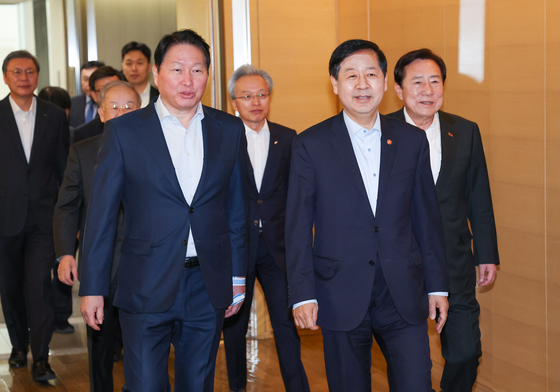 최태원 회장과 입장하는 구윤철 부총리