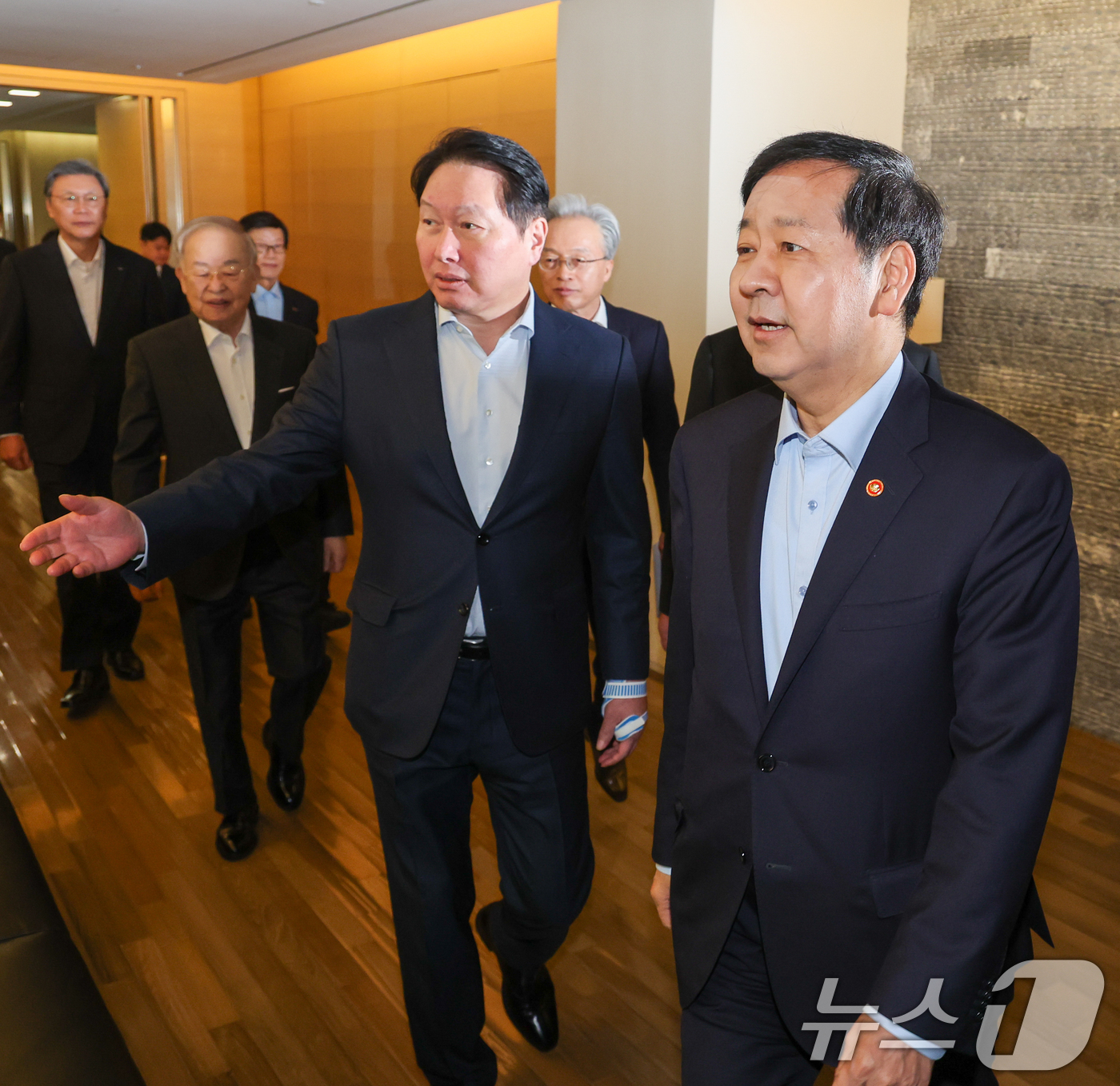 (서울=뉴스1) 안은나 기자 = 구윤철 경제부총리 겸 재정경제부 장관, 최태원 대한상공회의소 회장이 12일 서울 중구 대한상의에서 열린 '기업혁신 지원 민관협의체 킥오프 회의'에 …