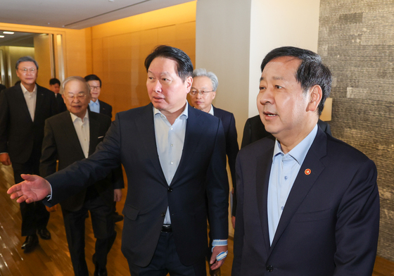 구윤철 부총리 안내하는 최태원 회장