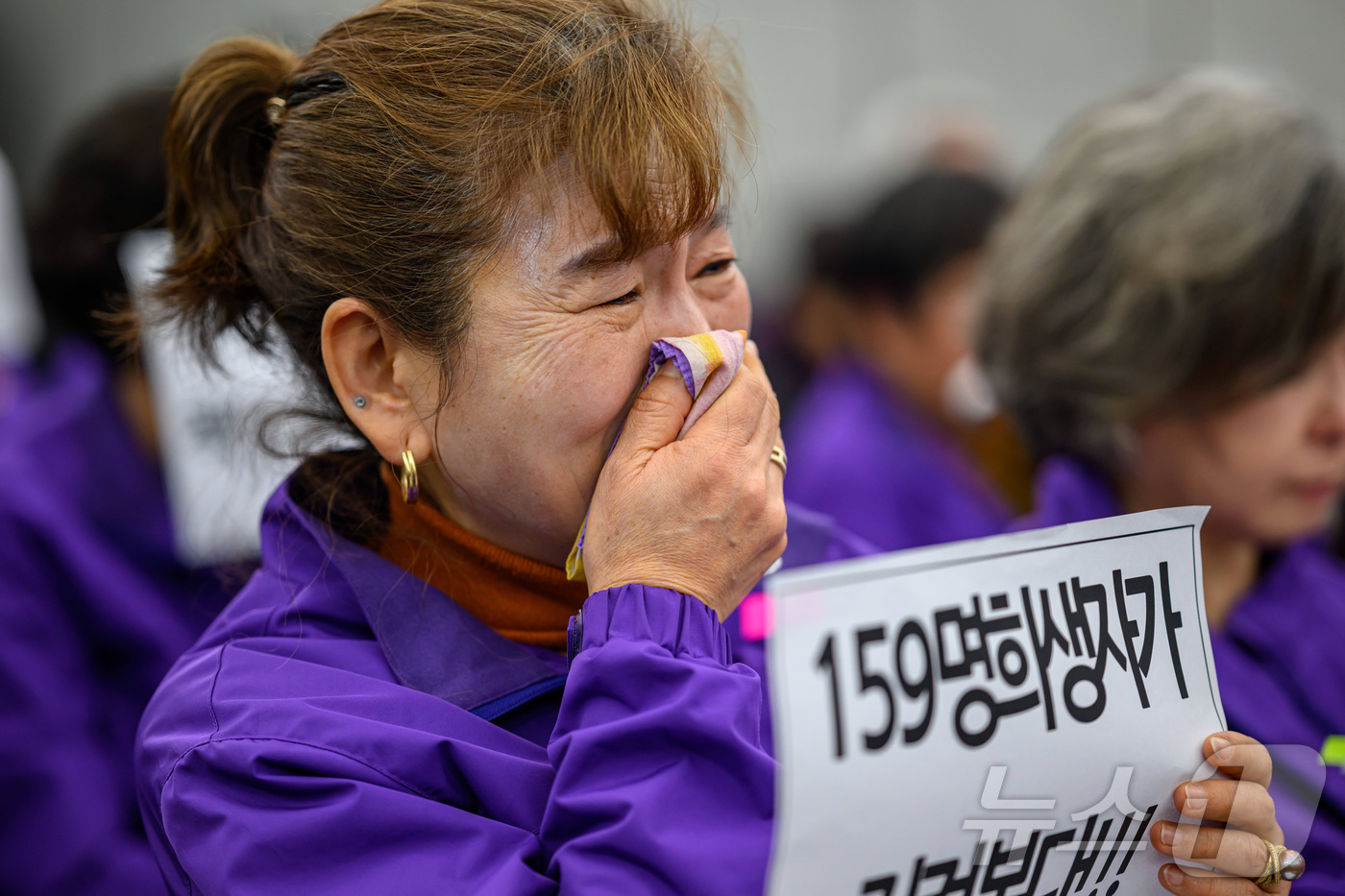 (서울=뉴스1) 최지환 기자 = 12일 오전 서울 중구 은행회관에서 열린 10·29 이태원참사 진상규명 청문회에서 유가족이 피해자 진술을 들으며 눈물을 흘리고 있다. (공동취재) …