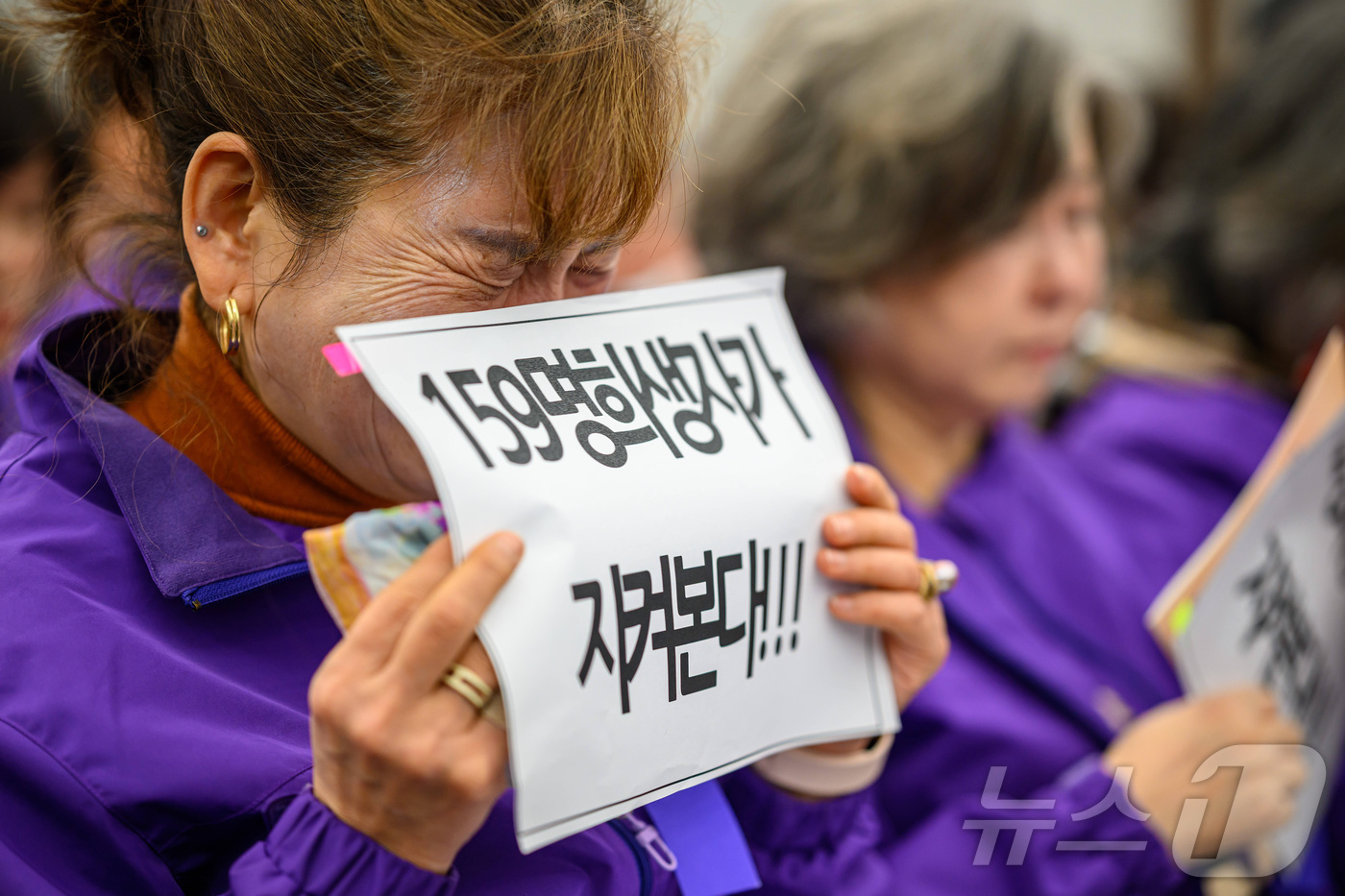 (서울=뉴스1) 최지환 기자 = 12일 오전 서울 중구 은행회관에서 열린 10·29 이태원참사 진상규명 청문회에서 유가족이 피해자 진술을 들으며 눈물을 흘리고 있다. (공동취재) …