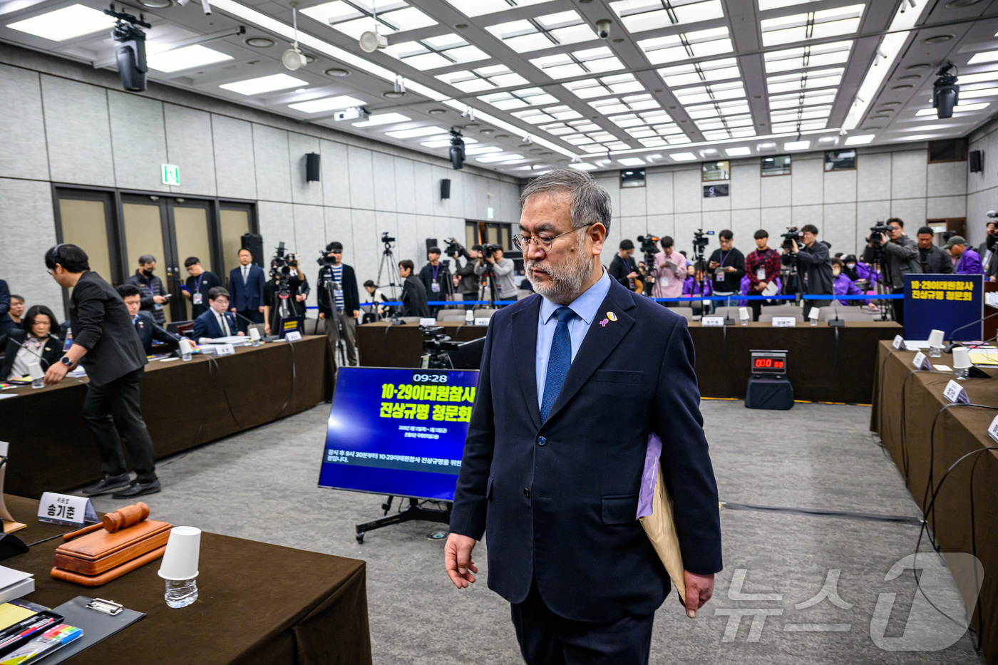 (서울=뉴스1) 최지환 기자 = 송기춘 특별조사위원회 위원장이 12일 오전 서울 중구 은행회관에서 열린 10·29 이태원참사 진상규명 청문회에 입장하고 있다. (공동취재) 2026 …