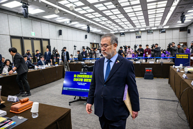 이태원참사 청문회 입장하는 송기춘 특조위원장