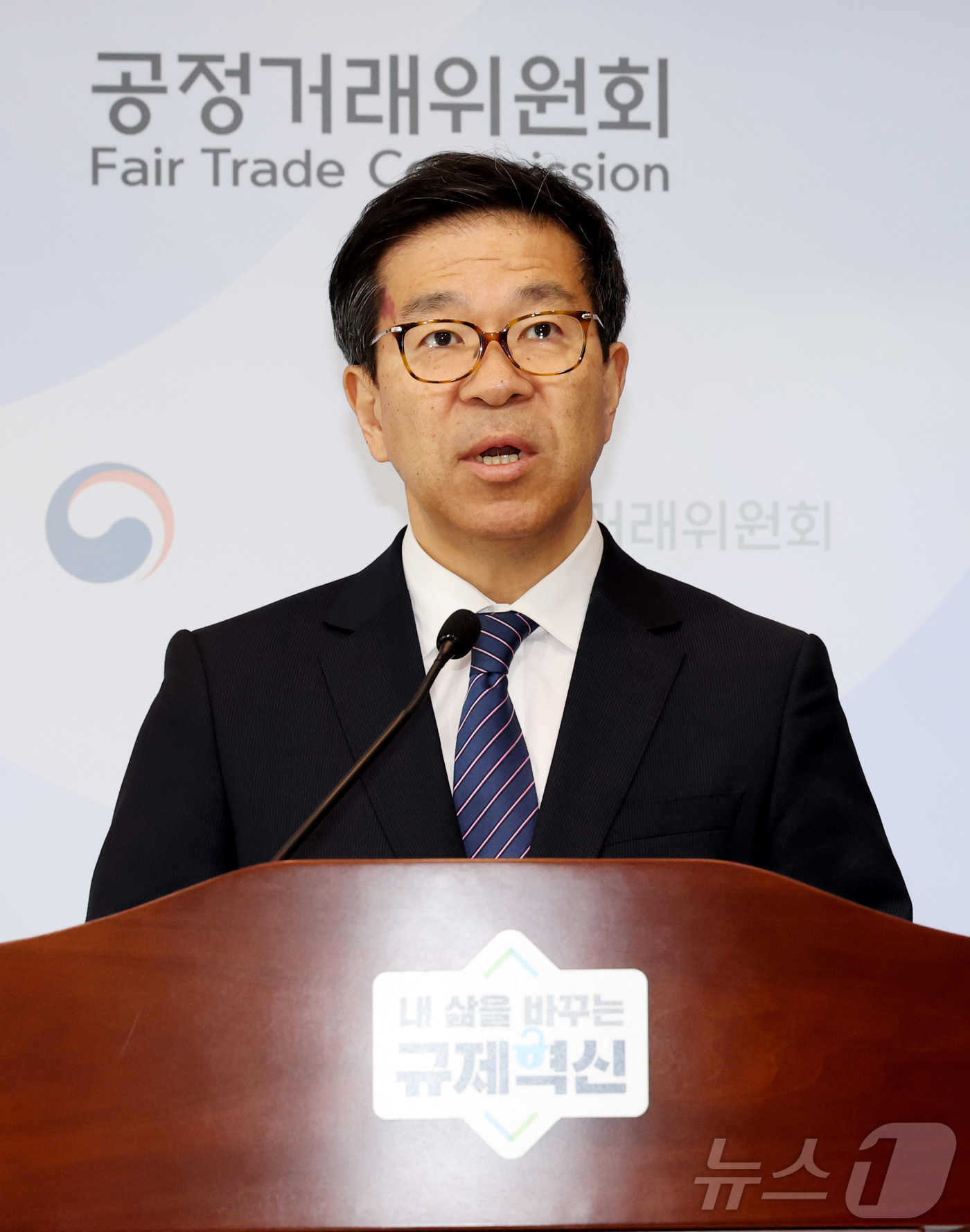 (세종=뉴스1) 김기남 기자 = 문재호 공정거래위원회 카르텔조사국장이 12일 세종시 정부세종청사에서 돼지고기 가공·판매 사업자들의 담합 사건에 대한 심의 결과를  발표하고 있다.이 …